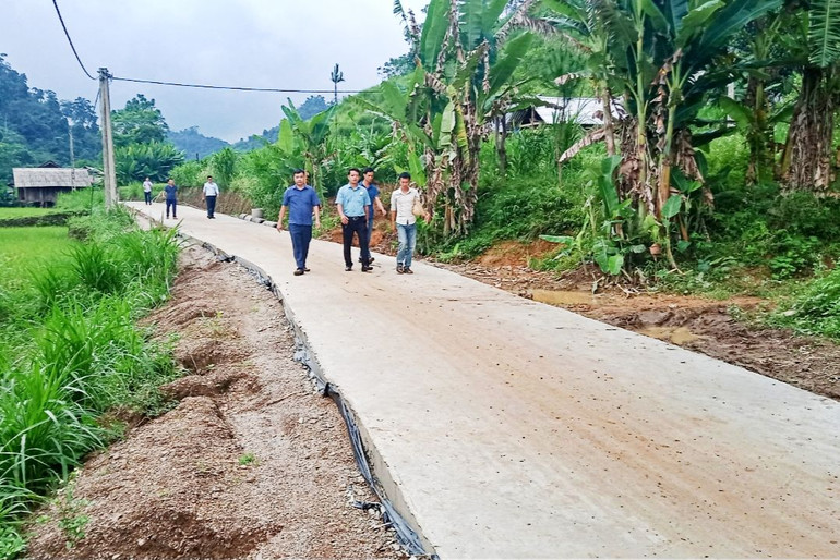 Hầu hết đường đến các thôn, xóm vùng sâu vùng xa trong tỉnh đều được bê-tông hóa. Hầu hết đường đến các thôn, xóm vùng sâu vùng xa trong tỉnh đều được bê-tông hóa.