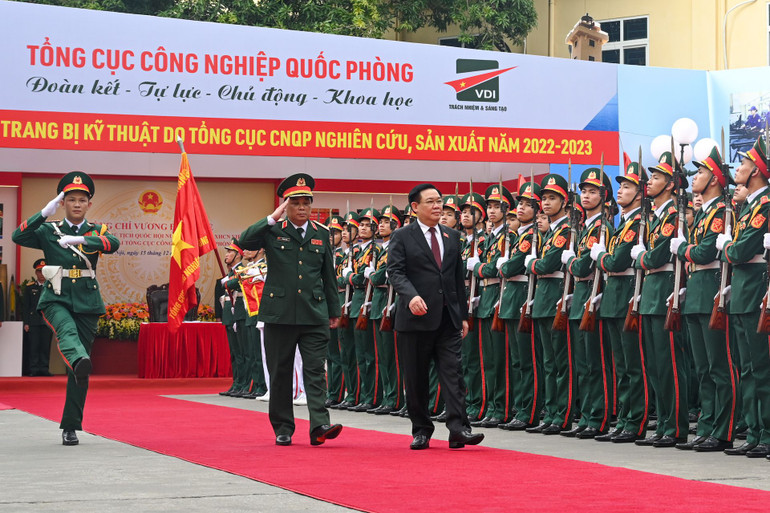 Chủ tịch Quốc hội Vương Đình Huệ duyệt đội danh dự tại lễ đón. (Ảnh: DUY LINH) Chủ tịch Quốc hội Vương Đình Huệ duyệt đội danh dự tại lễ đón. (Ảnh: DUY LINH)