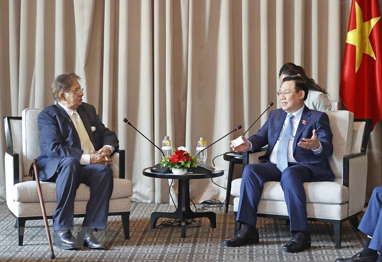 Chủ tịch Quốc hội Vương Đình Huệ tiếp Chủ tịch Hội Hữu nghị Bangladesh-Việt Nam Shamsher M. Chowdhury. (Ảnh: Doãn Tấn/TTXVN)