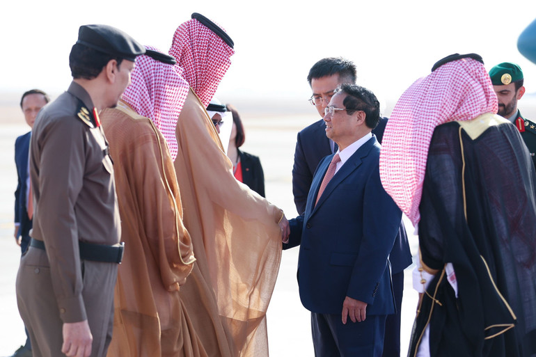 Lễ đón Thủ tướng Phạm Minh Chính và Đoàn đại biểu cấp cao Việt Nam tại sân bay quốc tế Quốc vương Khalid ở thủ đô Riyadh, Saudi Arabia. (Ảnh: Nhật Bắc)