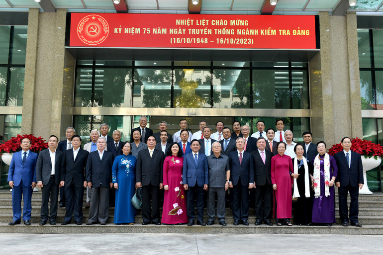 Các đồng chí lãnh đạo, nguyên lãnh đạo Đảng, Nhà nước và các đại biểu dự buổi gặp mặt. (Ảnh: ĐĂNG KHOA)