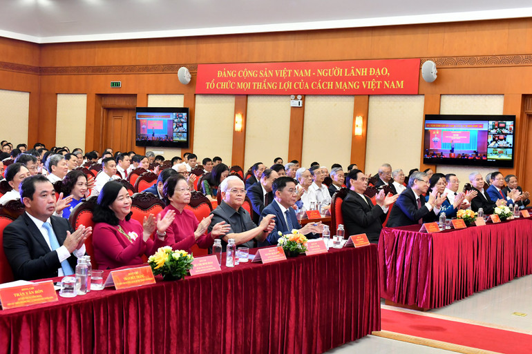 Các đồng chí lãnh đạo, nguyên lãnh đạo Đảng, Nhà nước và các đại biểu dự buổi gặp mặt. (Ảnh: ĐĂNG KHOA)