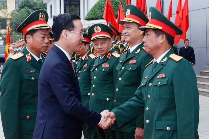 Chủ tịch nước Võ Văn Thưởng với lãnh đạo, sĩ quan chỉ huy Bộ Tư lệnh Binh chủng Đặc công. (Ảnh: TTXVN)