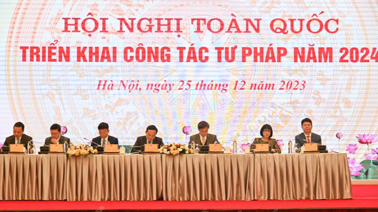Đoàn Chủ tịch điều hành Hội nghị gồm Phó Thủ tướng Chính phủ Trần Lưu Quang, Bộ trưởng Tư pháp Lê Thành Long và các Thứ trưởng Tư pháp.