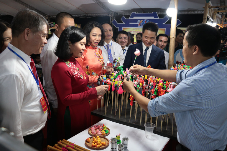 Các đại biểu tham quan gian hàng tại chương trình.