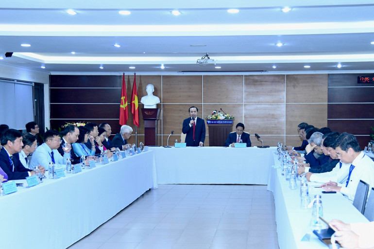 Quang cảnh buổi làm việc của Thủ tướng Phạm Minh Chính với lãnh đạo chủ chốt Đại học Quốc gia Thành phố Hồ Chí Minh.