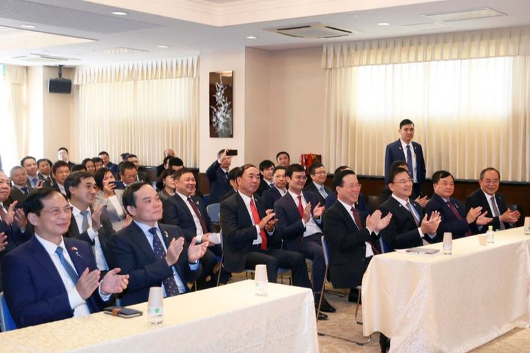 Chủ tịch nước Võ Văn Thưởng xem các học sinh biểu diễn văn nghệ chào mừng. (Ảnh: TXVN) Chủ tịch nước Võ Văn Thưởng xem các học sinh biểu diễn văn nghệ chào mừng. (Ảnh: TXVN)