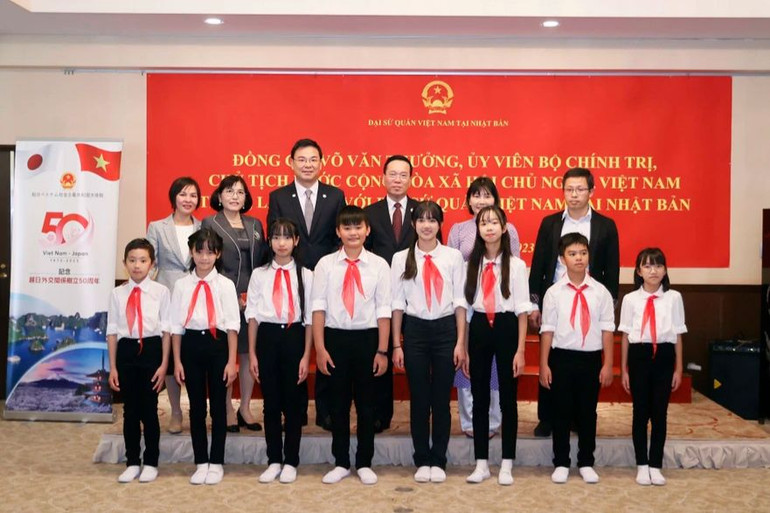 Chủ tịch nước Võ Văn Thưởng với các học sinh Việt Nam tại Nhật Bản. (Ảnh: TTXVN) Chủ tịch nước Võ Văn Thưởng với các học sinh Việt Nam tại Nhật Bản. (Ảnh: TTXVN)