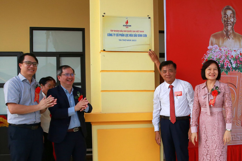 Nghi thức gắn biển công trình Nhà học 3 tầng 12 phòng học và các hạng mục phụ trợ trường tiểu học và THCS xã Minh Tân. Nghi thức gắn biển công trình Nhà học 3 tầng 12 phòng học và các hạng mục phụ trợ trường tiểu học và THCS xã Minh Tân.