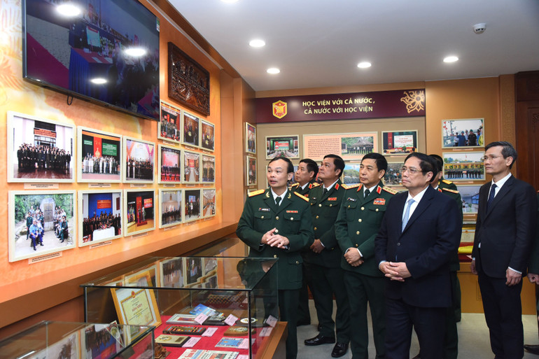 Thủ tướng Phạm Minh Chính thăm phòng truyền thống Học viện Quốc phòng.