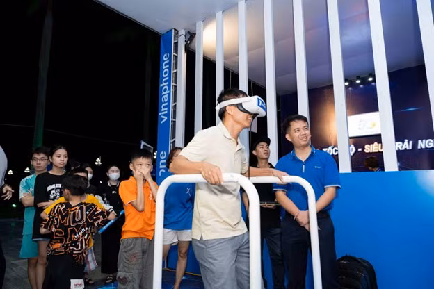 Khán giả Buôn Ma Thuột thích thú với các hoạt động trải nghiệm 5G tại quầy VinaPhone.