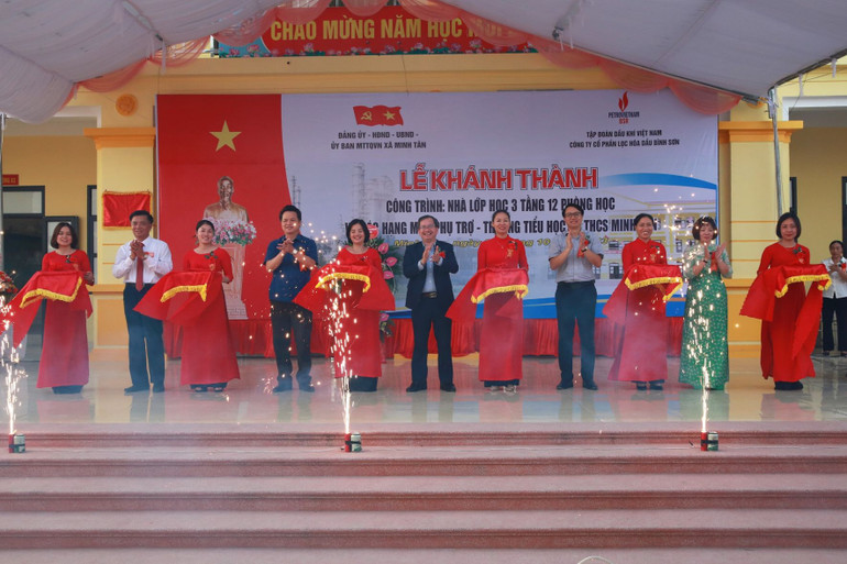 Các đại biểu cắt băng khánh thành công trình. Các đại biểu cắt băng khánh thành công trình.