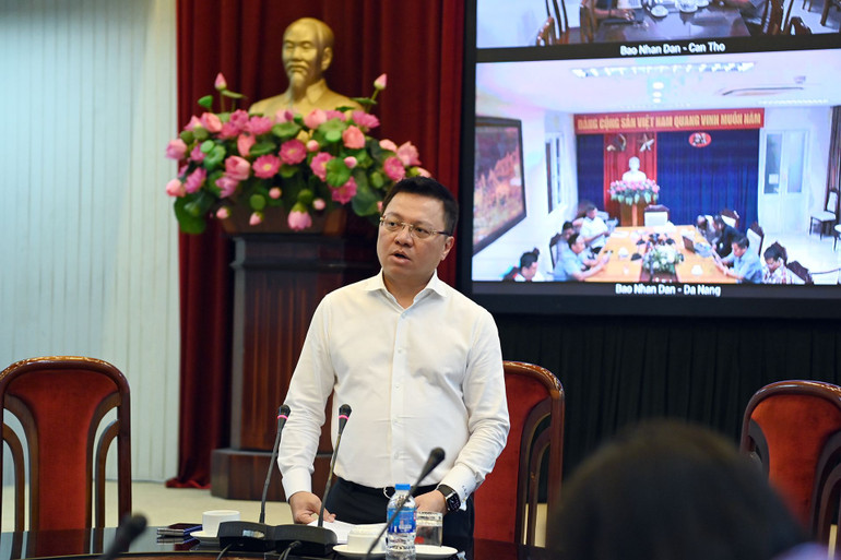 Đồng chí Lê Quốc Minh, Ủy viên Trung ương Đảng, Bí thư Đảng ủy, Tổng Biên tập Báo Nhân Dân phổ biến, quán triệt kết quả Hội nghị Trung ương 8 khóa XIII. (Ảnh: DUY LINH) Đồng chí Lê Quốc Minh, Ủy viên Trung ương Đảng, Bí thư Đảng ủy, Tổng Biên tập Báo Nhân Dân phổ biến, quán triệt kết quả Hội nghị Trung ương 8 khóa XIII. (Ảnh: DUY LINH)