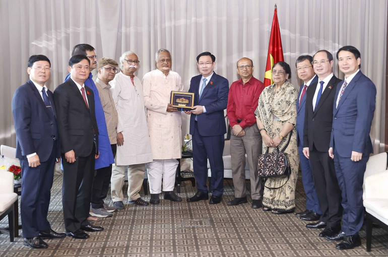 Chủ tịch Quốc hội Vương Đình Huệ tặng quà lưu niệm cho Chủ tịch Đảng Cộng sản Bangladesh Shah Alam. (Ảnh: Doãn Tấn/TTXVN)