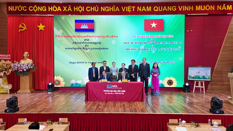 Trường Đại học Cửu Long ký kết ghi nhớ hợp tác về đào tạo nguồn nhân lực với tỉnh Tbong Khmum, Campuchia.