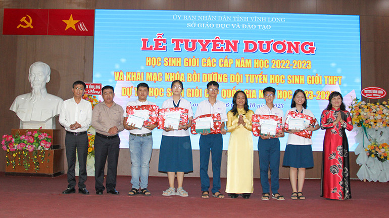 Ban tổ chức tuyên dương học sinh giỏi cấp phổ thông. Ban tổ chức tuyên dương học sinh giỏi cấp phổ thông.