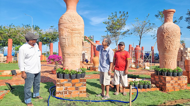 Những chiếc bình gốm đỏ cỡ lớn được trưng bày trong công viên.