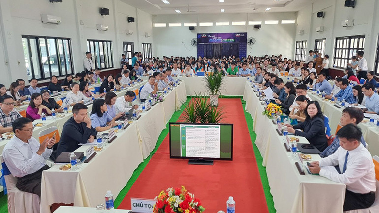 Đông đảo đại biểu và sinh viên tham gia hội thảo. Đông đảo đại biểu và sinh viên tham gia hội thảo.