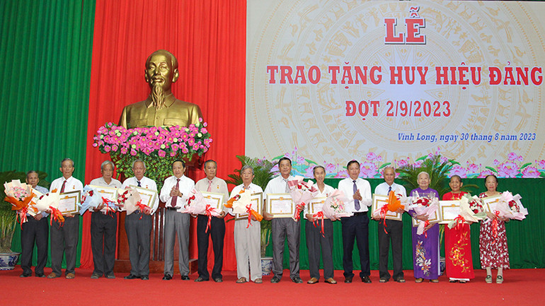 Lãnh đạo tỉnh Vĩnh Long trao tặng Huy hiệu Đảng cho những đảng viên 50 tuổi đảng trở lên.