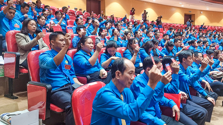 Đại biểu biểu quyết các chỉ tiêu Nghị quyết đề ra nhiệm kỳ mới.