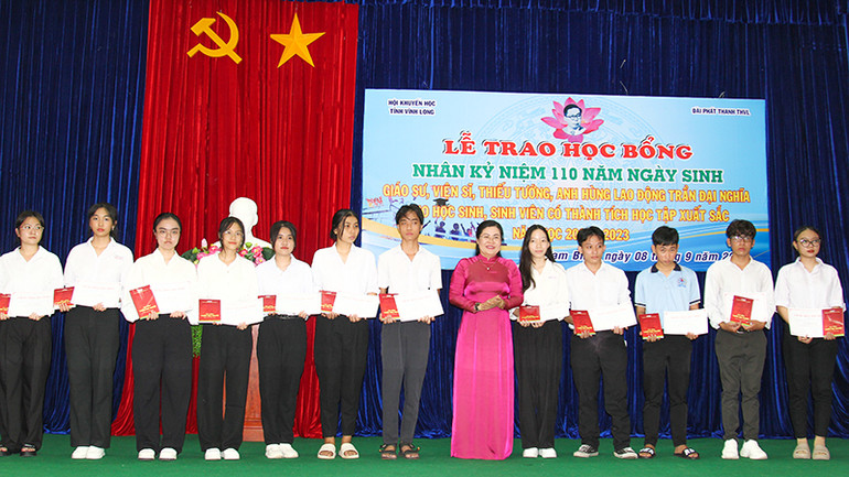 Trưởng Ban Tuyên giáo Tỉnh ủy Vĩnh Long Nguyễn Thị Minh Trang trao học bổng cho các em học sinh, sinh viên vượt khó học giỏi.