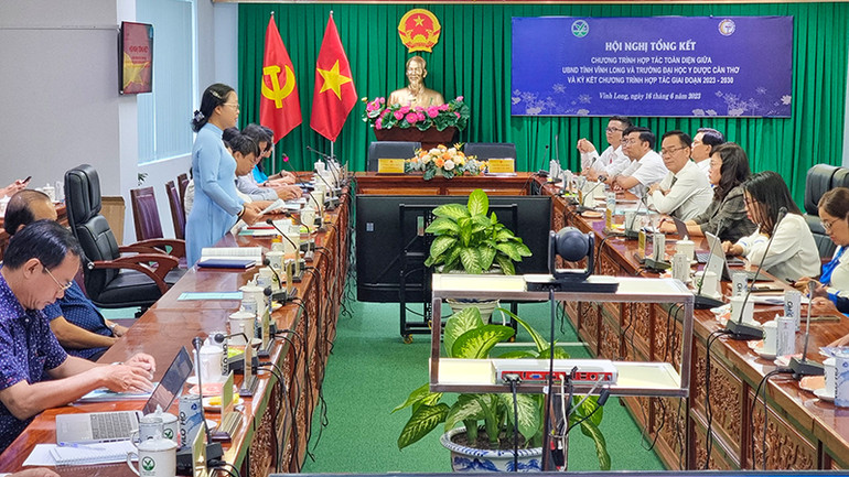 Quang cảnh buổi ký kết hợp tác đào tạo lĩnh vực y tế.