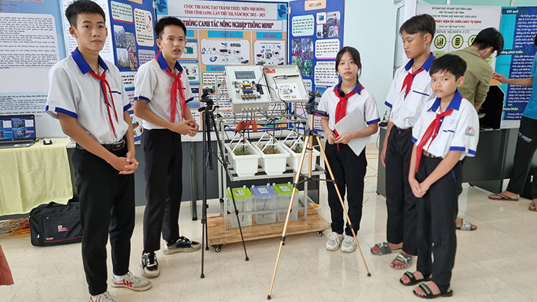 Mô hình ứng dụng công nghệ thông tin của học sinh Vĩnh Long được trưng bày.