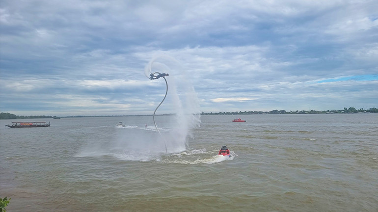 Biểu diễn flyboard.