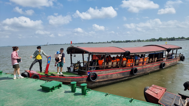 Du khách được đưa đón tại Bến tàu khách du lịch Vĩnh Long