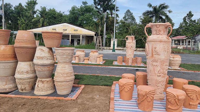 Nhiều sản phẩm gốm đỏ có hoa văn độc đáo.