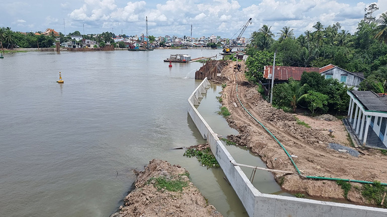 Các địa phương trong tỉnh Vĩnh Long đang triển khai nhiều công trình đê bao kiên cố.