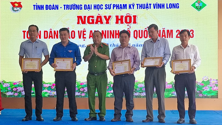 Trao khen thưởng cho những tập thể và cá nhân có thành tích xuất sắc trong phong trào toàn dân bảo vệ an ninh Tổ quốc.