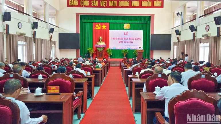 Quang cảnh buổi lễ trao Huy hiệu đảng.