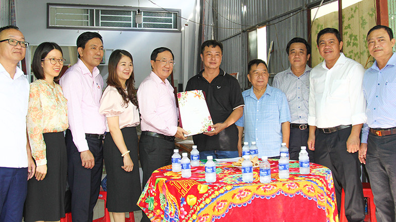 Đoàn công tác tặng quà cho hộ dân vay vốn làm ăn hiệu quả.