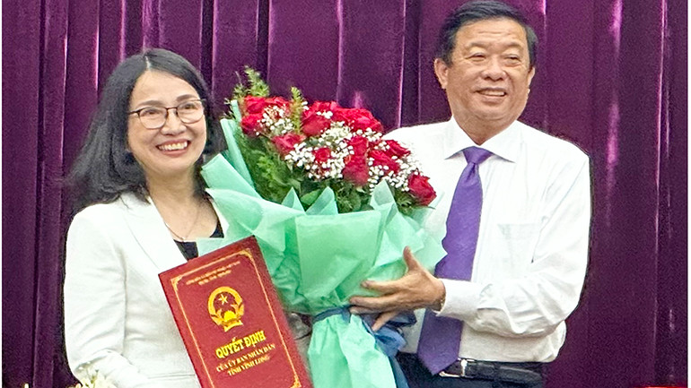 Bí thư Tỉnh ủy Vĩnh Long Bùi Văn Nghiêm trao hoa chúc mừng tân Giám đốc Sở Y tế tỉnh Vĩnh Long Hồ Thị Thu Hằng.