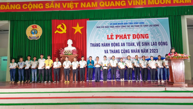 Ban tổ chức trao quà cho lao động có hoàn cảnh khó khăn.