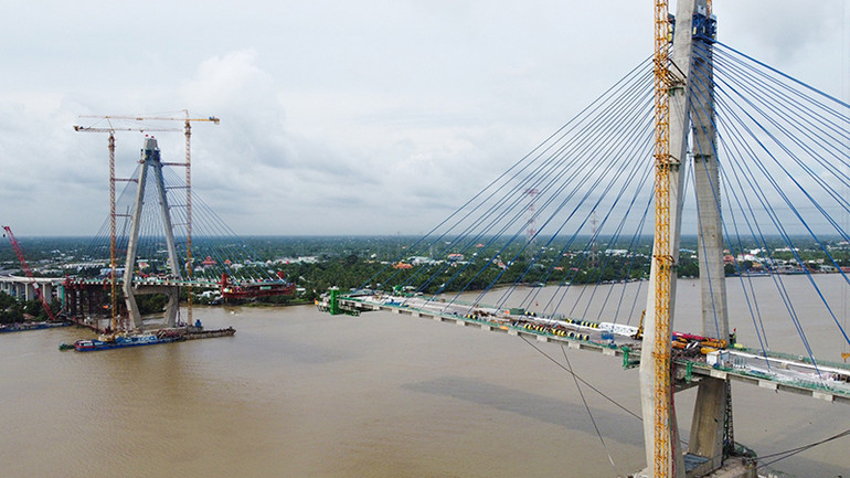 Cầu Mỹ Thuận 2 dần hình thành, chuẩn bị nối nhịp đôi bờ.