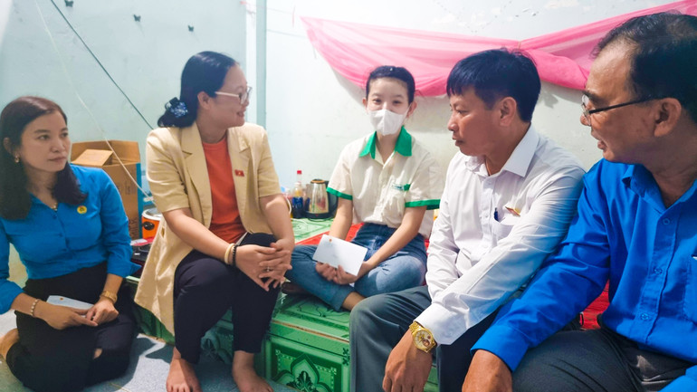 Phó Chủ tịch Ủy ban nhân dân tỉnh Vĩnh Long Nguyễn Thị Quyên Thanh đến tận nhà trao quà cho công nhân lao động, sáng 13/5.