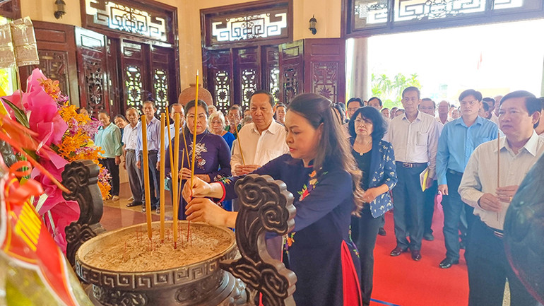 Đoàn công tác dâng hương tại Khu lưu niệm Chủ tịch Hội đồng Bộ trưởng Phạm Hùng.