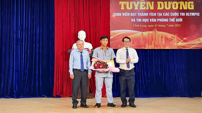 Tuyên dương sinh viên đạt giải Nhì tại cuộc thi Olympic toán học toàn quốc năm 2023.