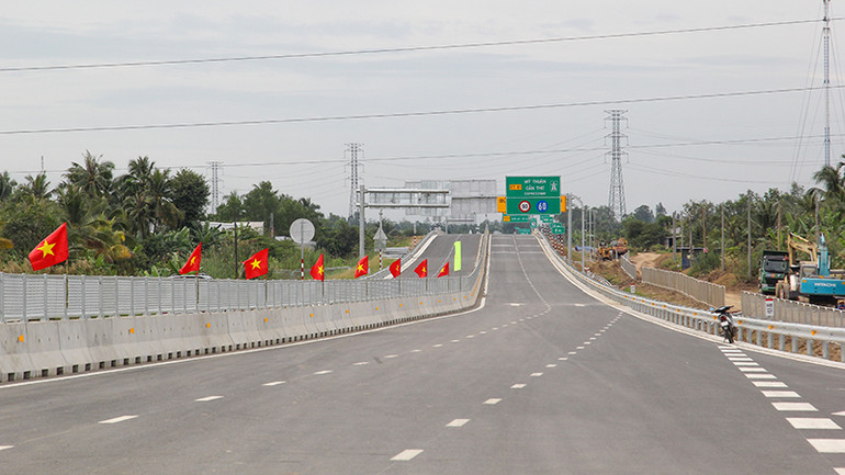 Cao tốc Mỹ Thuận-Cần Thơ lưu thông lúc 7 giờ ngày 24/12/2023.