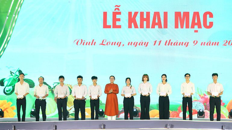 Phó Chủ tịch Ủy ban nhân dân tỉnh Vĩnh Long Nguyễn Thị Quyên Thanh trao học bổng cho các em học sinh vượt khó học giỏi.