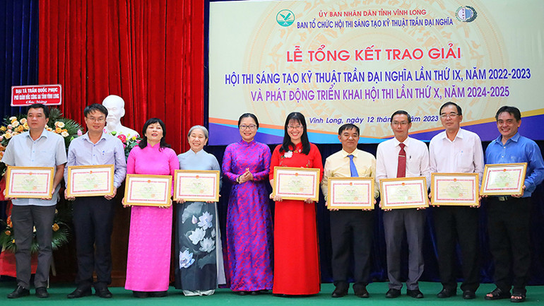 Ủy ban nhân dân tỉnh Vĩnh Long trao khen cho các đơn vị tổ chức Hội thi Sáng tạo Kỹ thuật Trần Đại Nghĩa vào chiều 12/9.