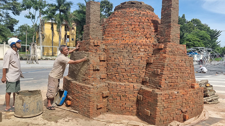 Độc đáo nhất của Con đường gốm đỏ Vĩnh Long là công trình chiếc lò tròn truyền thống dùng để nung sản phẩm gạch gốm Vĩnh Long.