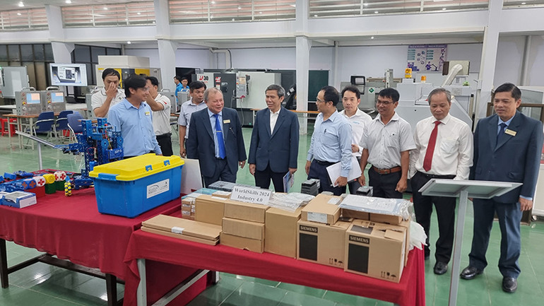 Tham quan thiết bị tài trợ