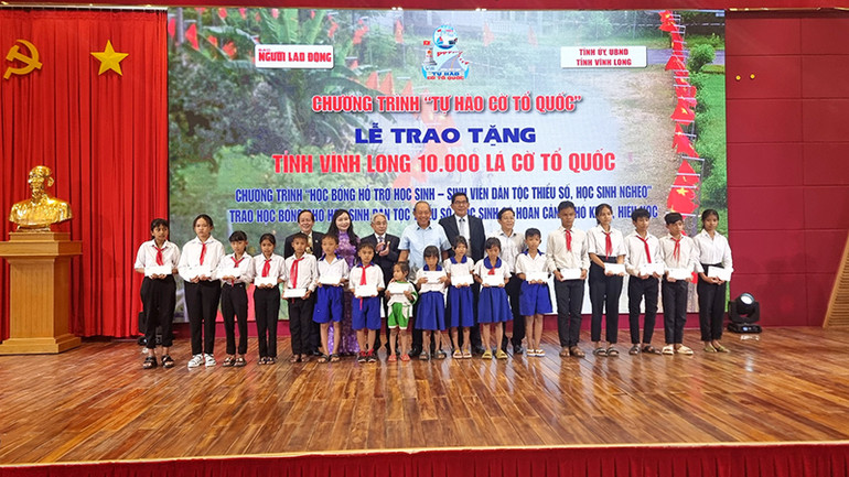 Ban tổ chức trao tặng học bổng cho học sinh nghèo vượt khó trên địa bàn tỉnh Vĩnh Long.