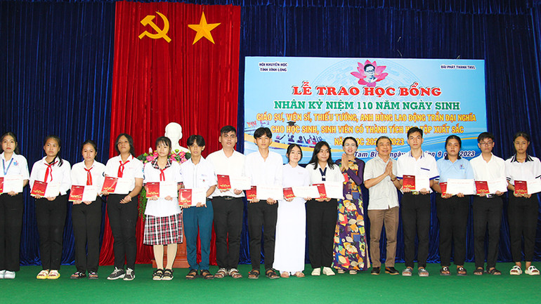 Lãnh đạo Đài Phát thành và Truyền hình Vĩnh Long trao học bổng Trần Đại Nghĩa cho các em học sinh vượt khó học giỏi.