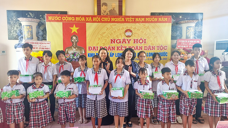 Đồng chí Nguyễn Thị Thu Hà và đồng chí Đặng Thị Ngọc Thịnh trao quà cho học sinh vượt khó học giỏi xã Long Phước.