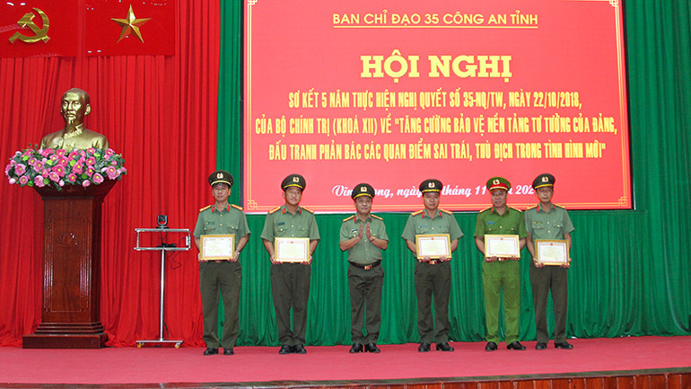 Những tập thể được tuyên dương, khen thưởng tại hội nghị. Những tập thể được tuyên dương, khen thưởng tại hội nghị.