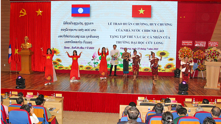 Một tiết mục văn nghệ thể hiện tình hữu nghị Việt Nam.